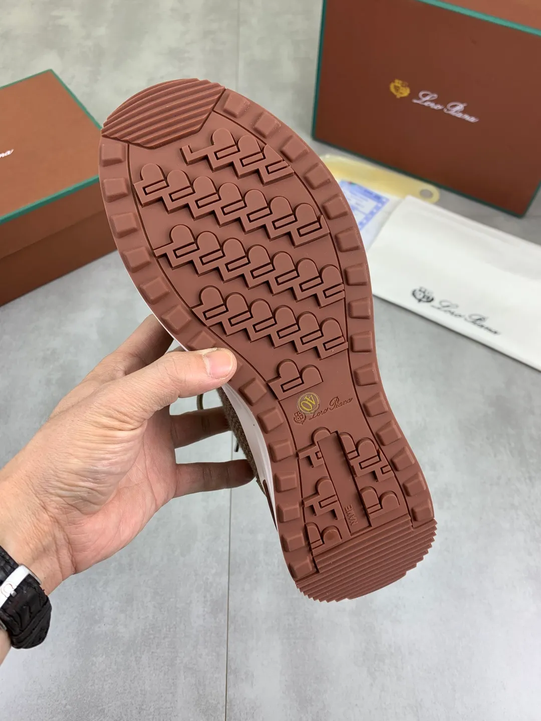 Men's men's shoes 💰P440 New model 💰 The latest casual shoes Loro Piana 💯 Top grade 💯 Buy the original copy 💯 Founded the existing Loro Piana company on April 24, 1924. It is now the sixth generation of family business, providing top quality products to customers who are discerning about taste and quality. Imported original fly woven fabric with cowhide fabric, plain calfskin lining. Hand-sewn thread with cowhide feet. Original packaging. High-end outsole. Size: 38-44 (customized for 45 and 46). 5️⃣ colors available.